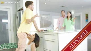 Canlı Yayında Soyunan Kuzeni ve Arkadaşının Yayınını Sikini Açarak Basan Serseri